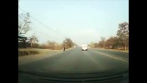Motorizado chocó con un colchón en plena carretera