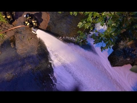 Genova - Petrolio, un altro sversamento nel Polcevera (04.05.16)