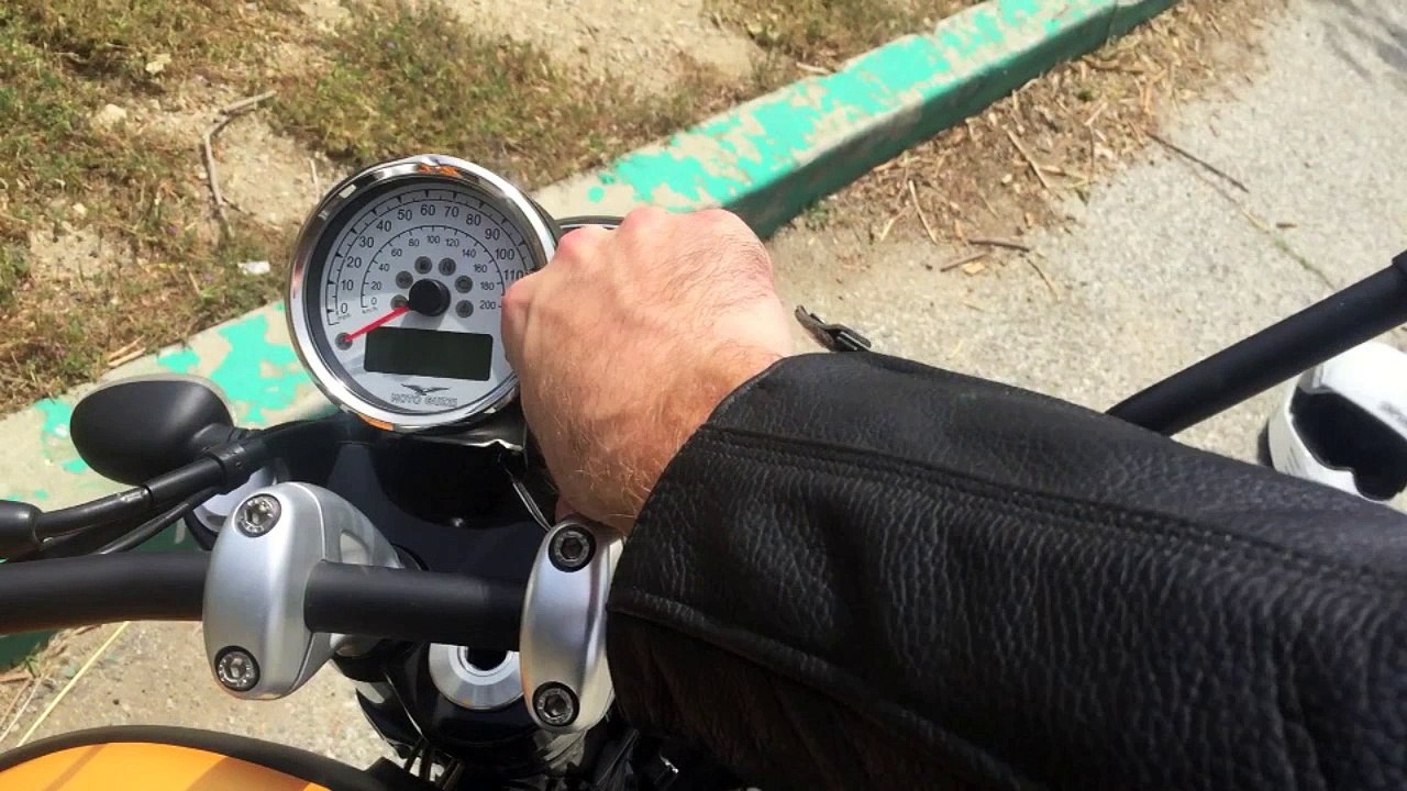 Moto Guzzi V9 Bobber Walkaround