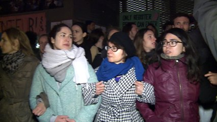 Francia: Evacúan a la fuerza liceo ocupado por migrantes