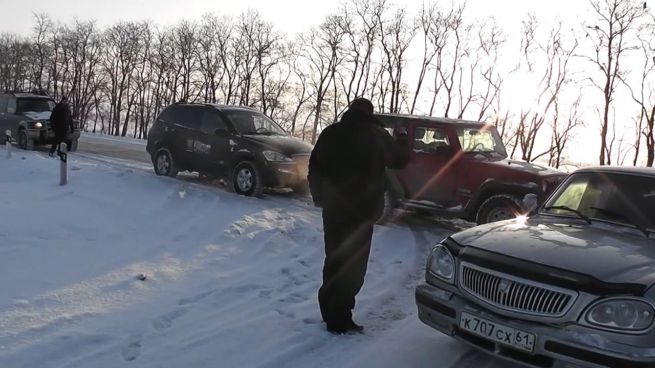 Au rămas fără cuvinte când, în mijlocul iernii, au văzut ursul în mijlocul drumului. Totul a fost filmat.