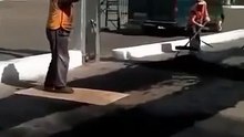 Ruşii folosesc tehnologie avansată la asfaltarea străzilor. Dorel este invidios pe ei.