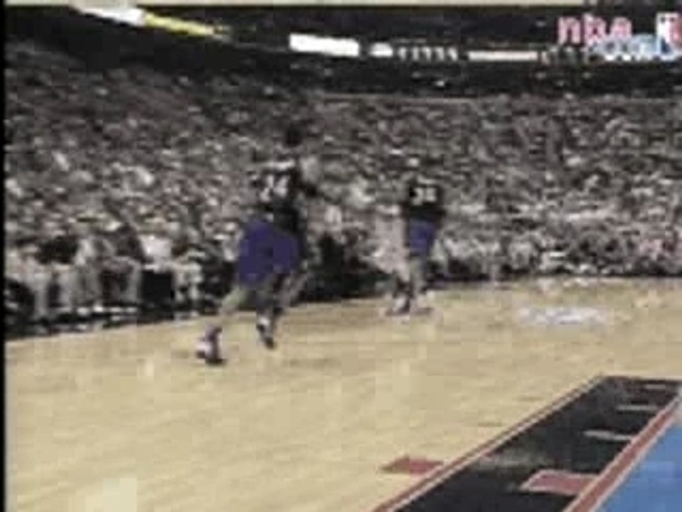 Basketball-Allen Iverson dunks on Vince carter