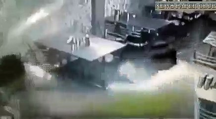 CCTV_ There was a fight in the restaurant , the restaurant owner beaten to knock back glass