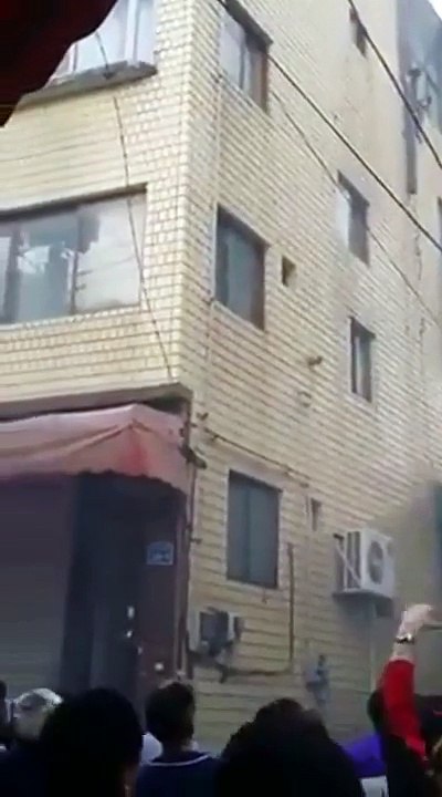 Madre lanza a sus hijos de cuarto piso para salvarlos de incendio