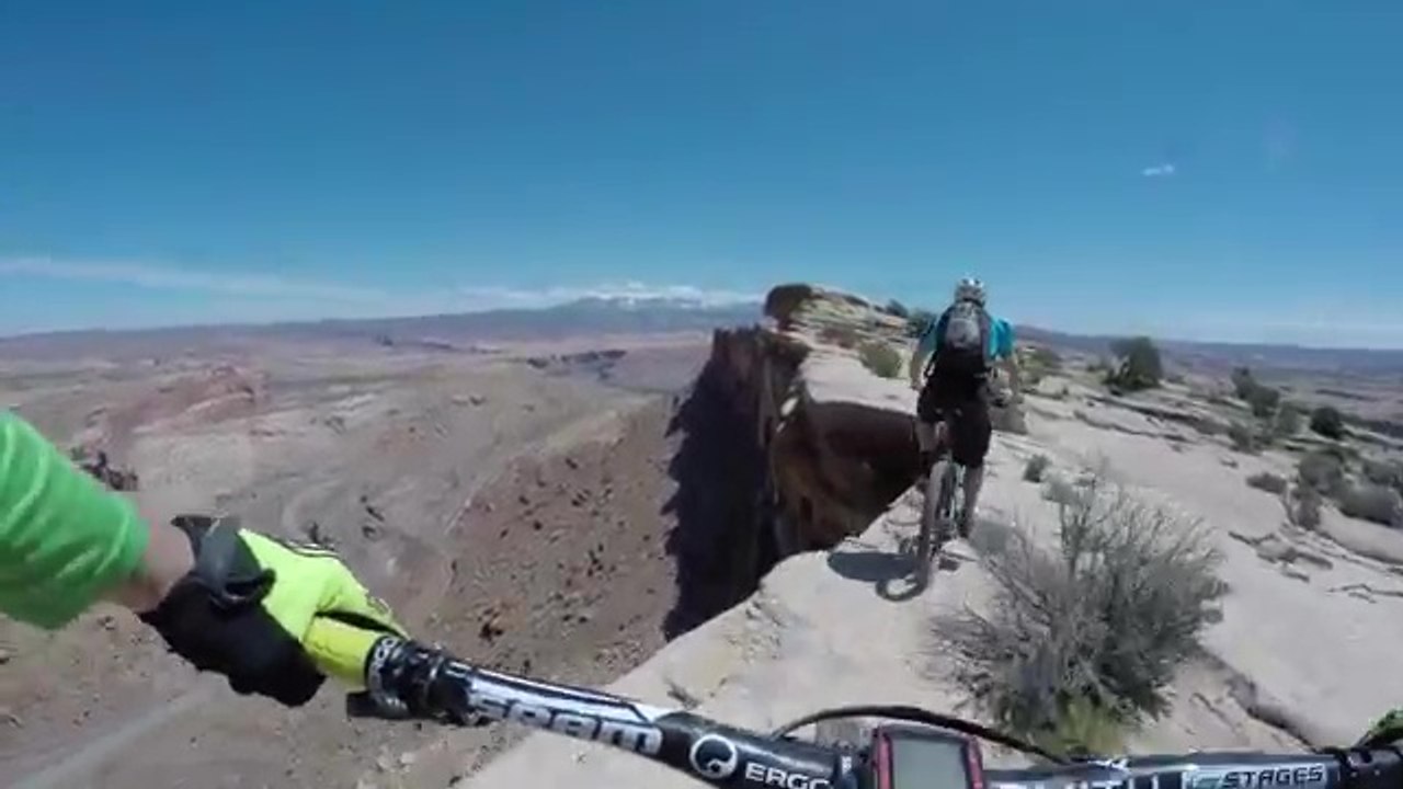VTT au bord d'une grosse falaise