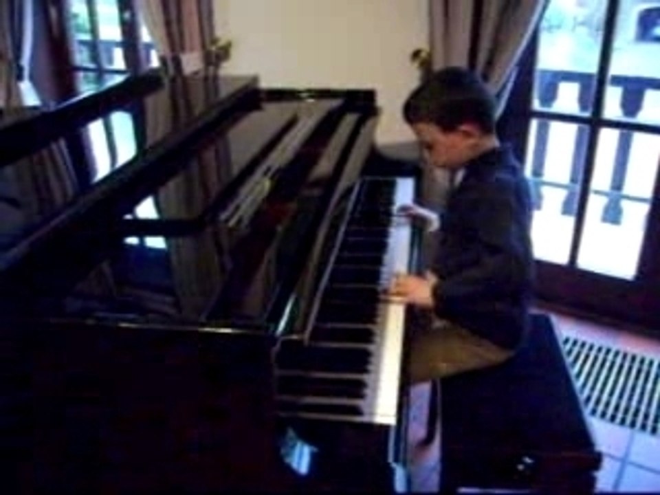 Loris grazia prendre un enfant par la main 2