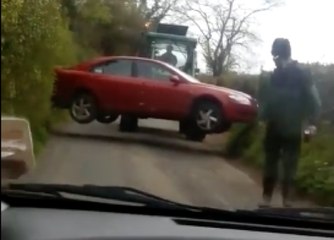 Quand on gare très mal sa voiture à la campagne