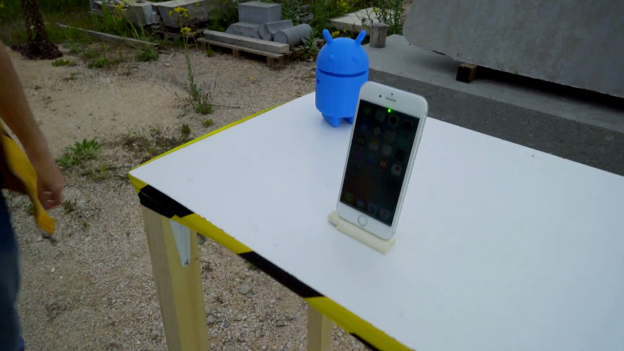 Experimentboy détruit un Iphone avec son patator !