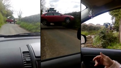Cet agriculteur enlève une voiture qui bloque sa route