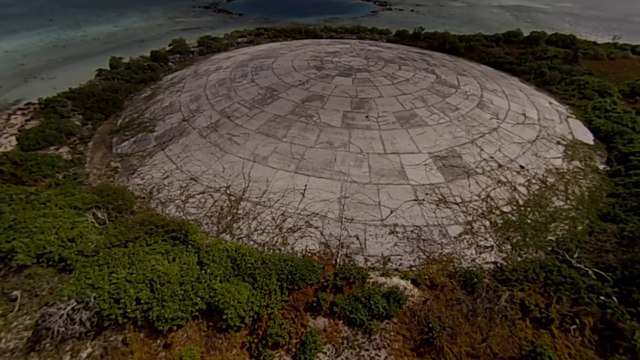Un dôme en béton retient les déchets nucléaires des tests de bombes dans le pacifique par les Etats Unis