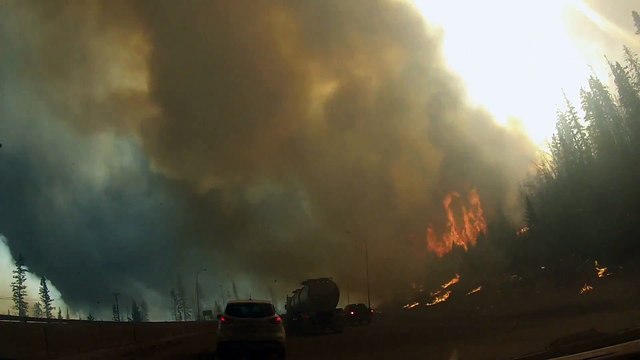 L'évacuation impressionnante d'un énorme incendie au Canada