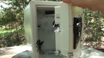 Il teste plusieurs armes à feu sur un coffre fort et le défonce