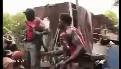 Này thì chơi ngu =))Share: Clip Xôn Xao