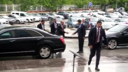 Descargar video: AK Parti Myk Üyeleri Toplantı İçin Genel Merkeze Gelmeye Başladı