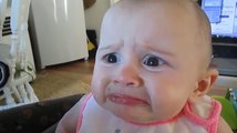 Ce bébé goûte un avocat : sa réaction est hilarante