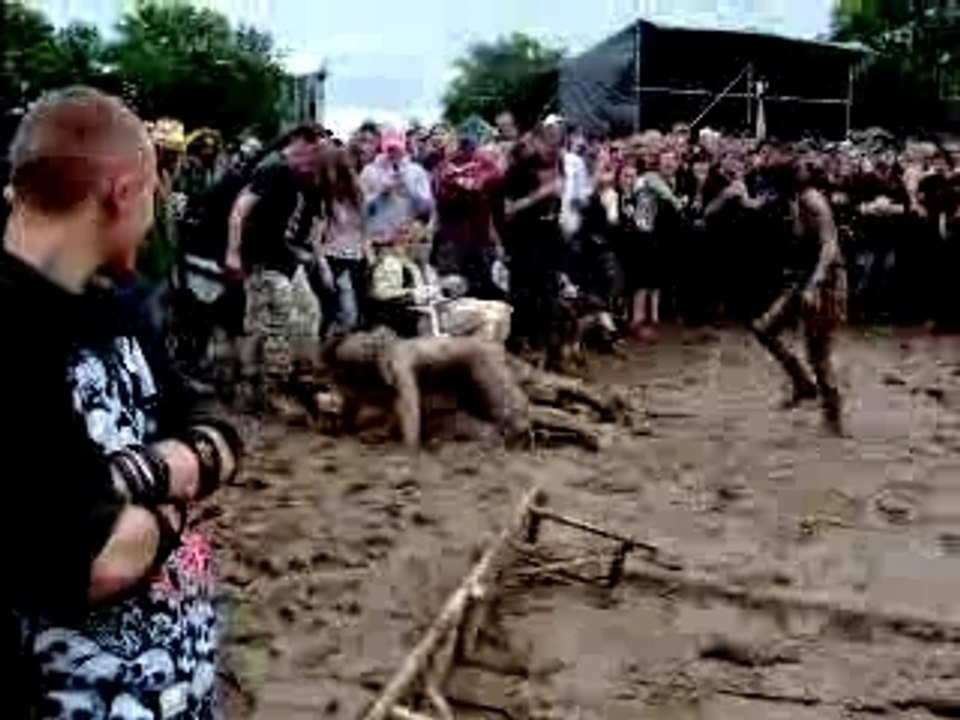 Combat de catch dans la boue