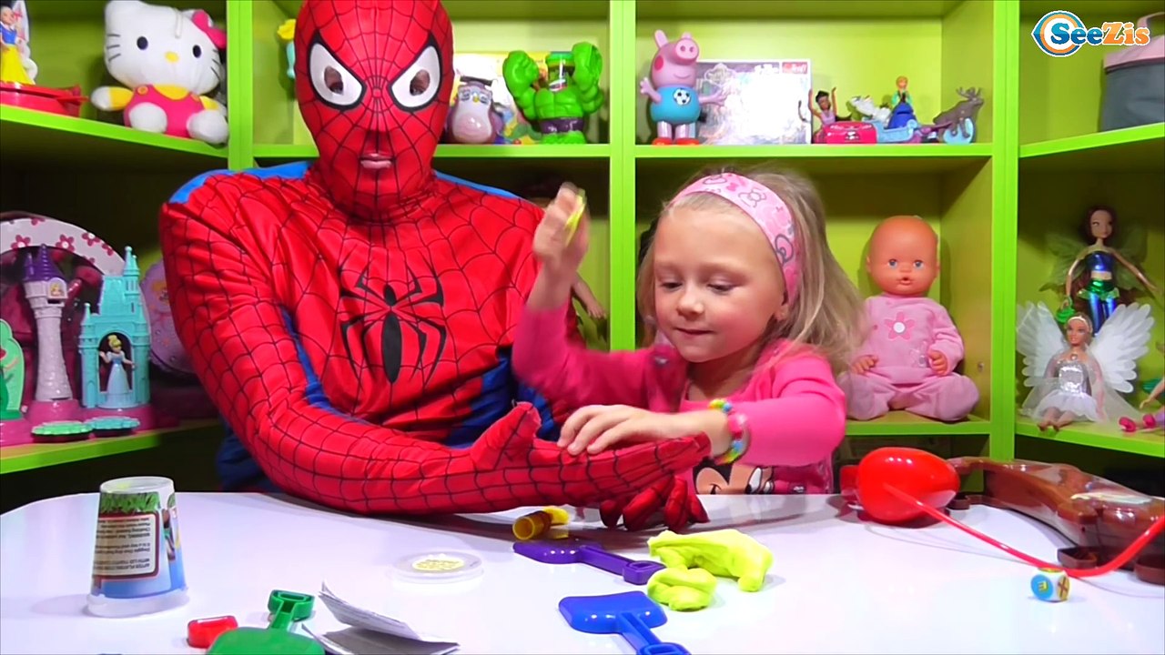✔ Spiderman. Ярослава играет с Человеком Пауком...