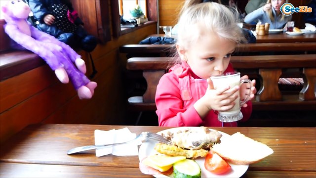 ✔ Кукла Беби Борн с Ярославой катаются на коньках. Каникулы в Буковеле / Video for Kids ✔