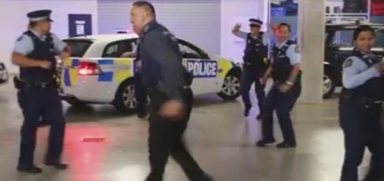 Des policiers néo-zélandais s’essayent au Running Man Challenge , le nouveau défi à la mode (vidéo)