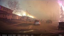 Une vision apocalyptique d'une ville au Canada lors d'un gigantesque incendie
