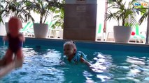 ✔ Кукла Ненуко и девочка Ярослава купаются в бассейне / Baby Doll Bath time Nenuco Baby Girl / VLOG