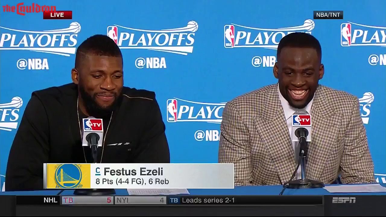 Draymond Green est bloqué pendant une conférence de presse