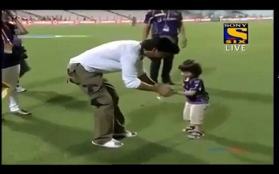 Shah Rukh Khan Playing with AbRam at Eden Gardens SRK-AbRam