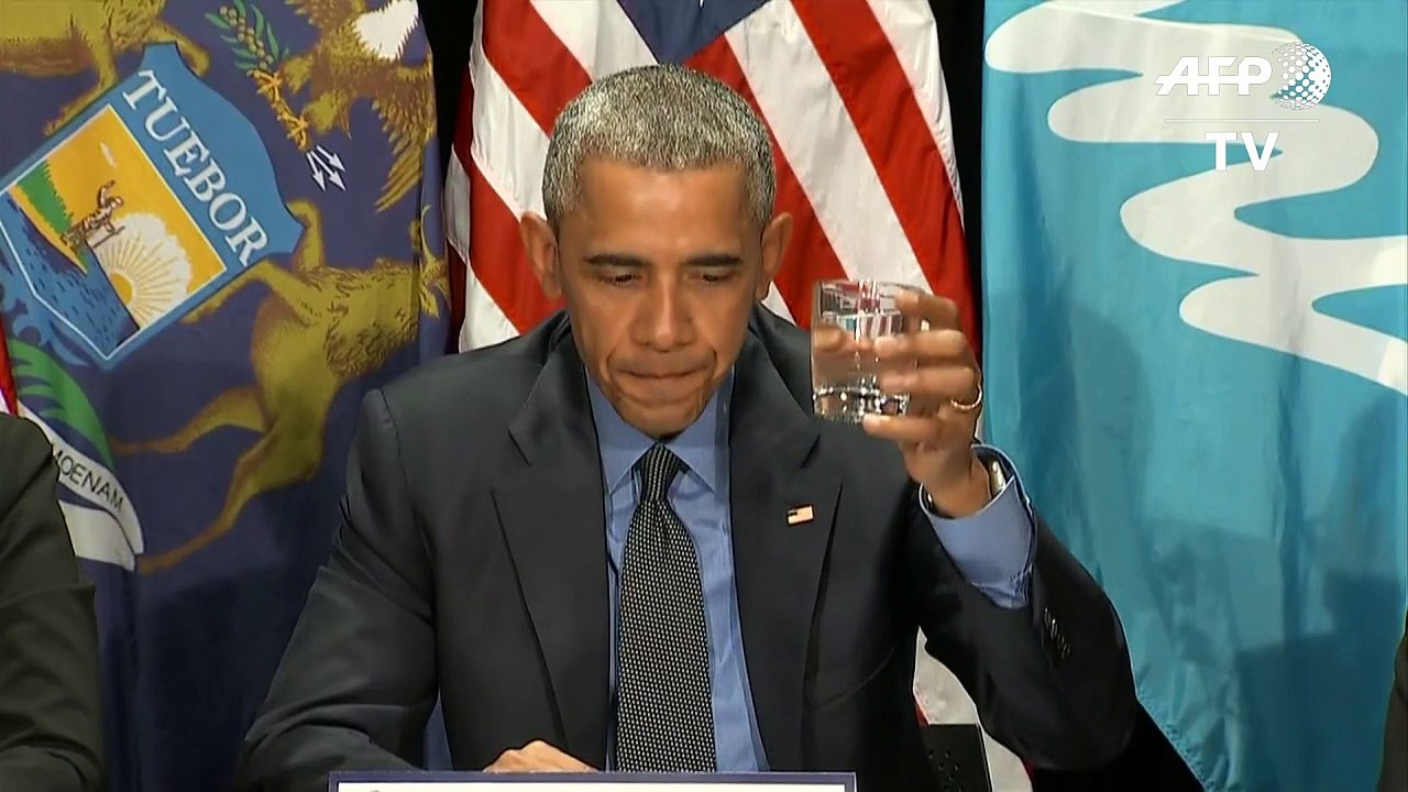 Obama drinks water in Flint