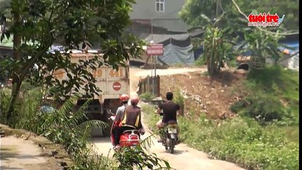 Cầu 200 mét làm 7 năm chưa xong, muốn qua sông phải đóng phí