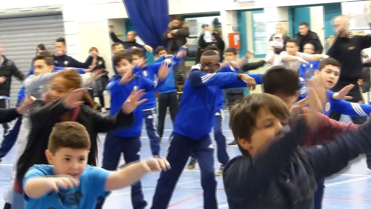 Inauguration du Parc Olympique Lyonnais. Les U15 et U17 de l'UGA LYON DECINES répètent leur chorégraphie.