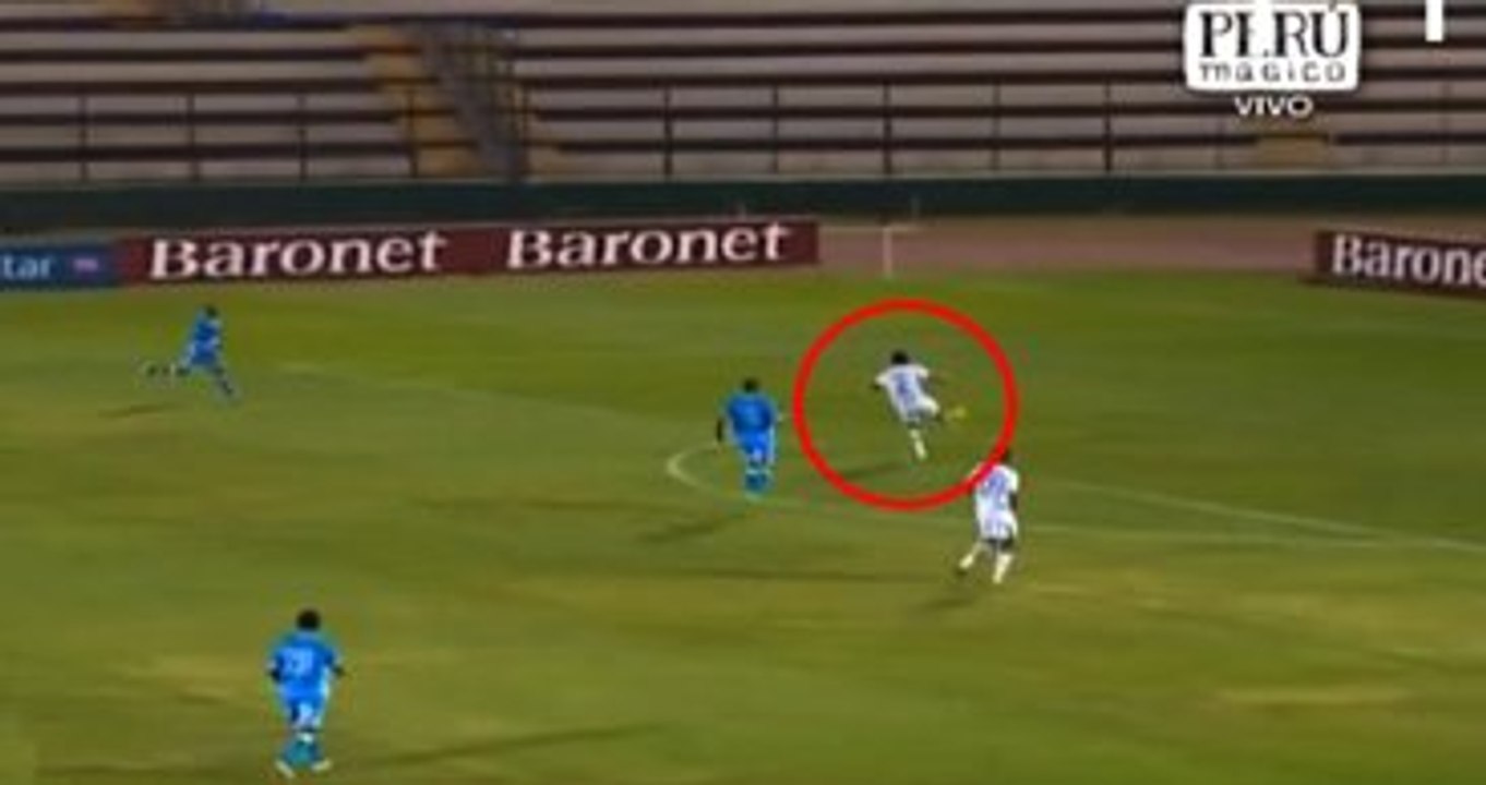 Universidad San Martin Futbolcusu Kendi Kalesine Harika Bir Gol Attı