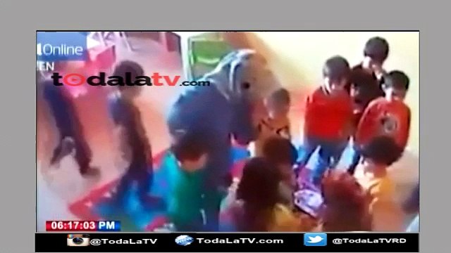 PROFESORA PERMITE QUE NIÑOS PELEEN ENTRE ELLOS EN UNA ESCUELA DE TURQUÍA-MAS QUE NOTICIAS-VIDEO