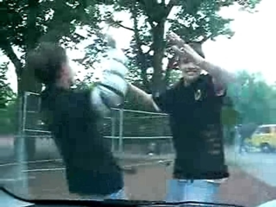 Tanzen vor dem Auto