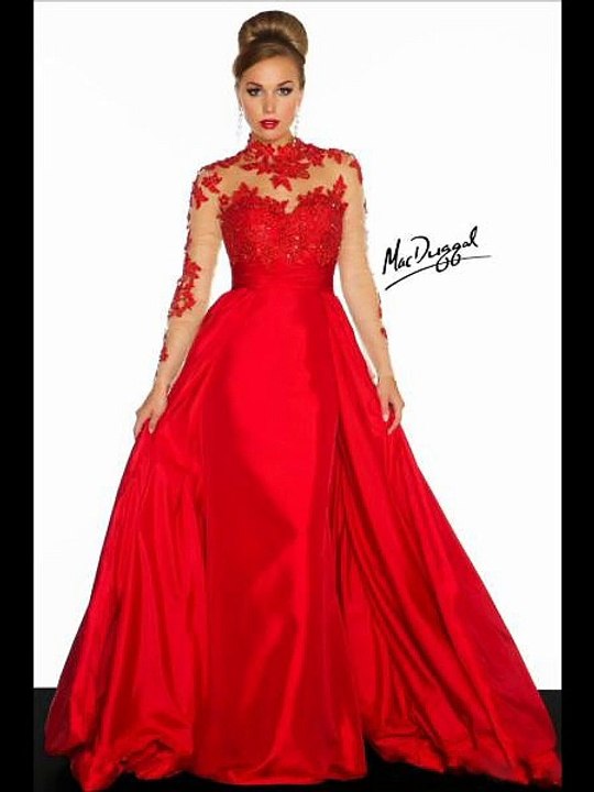 Decide di comprare un abito online ma quando arriva ecco la sorpresa