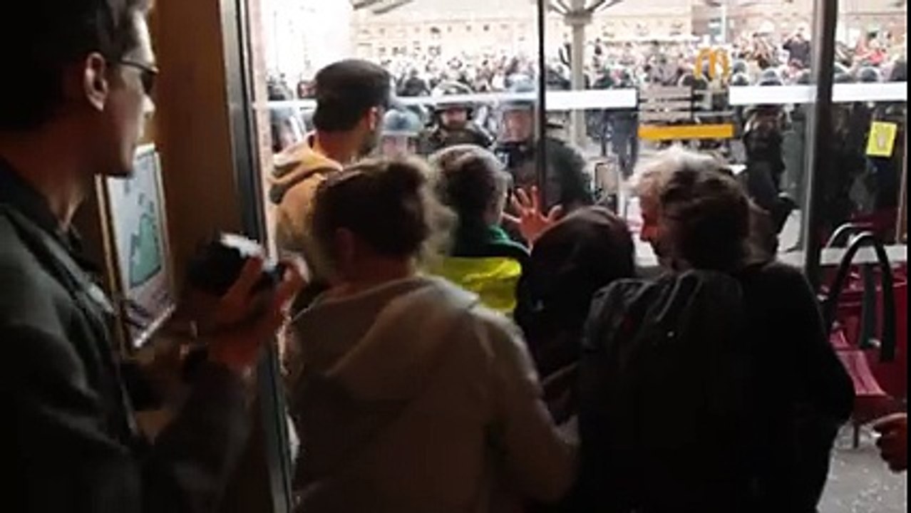 Des casseurs deetruisent les portes vitreees du McDo ea Toulouse