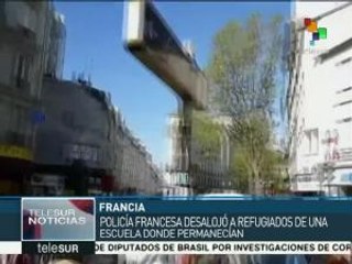 Policía de Francia desaloja de una escuela abandonada a refugiados