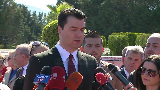Homazhe për Ditën e Dëshmorëve - Top Channel Albania - News - Lajme
