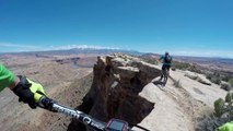 VTT au bord d'une falaise de 120 mètres de haut (POV)