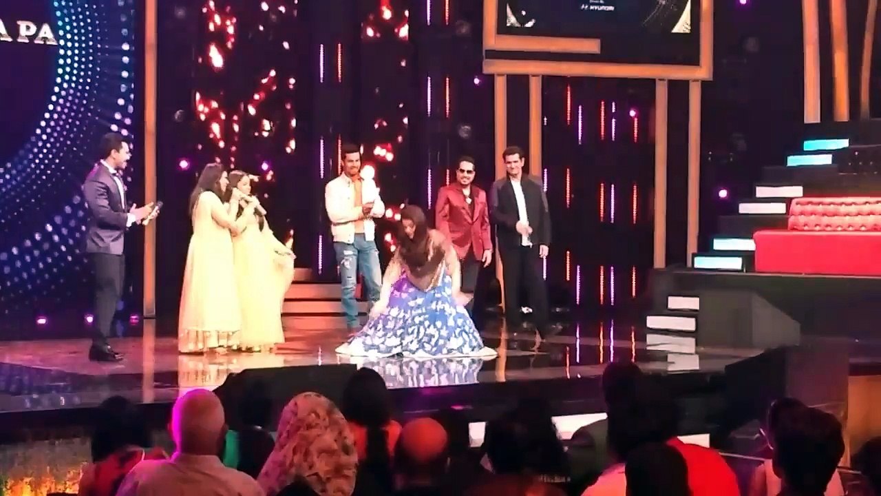 Aishwarya Rai Bachchan impromtu Dola Re (TV Show promoting Sarbjit) 2016