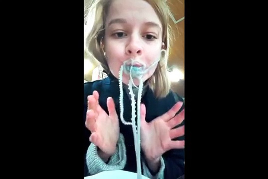 Elle mange une pieuvre vivante