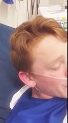 La reacción de este joven luego de despertar de una anestesia se volvió viral