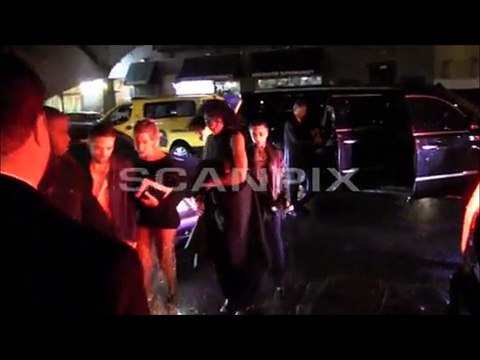 Robert Pattinson com a namorada FKA twigs chegando e deixando After party do Met Gala