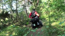Segway Rollstuhl im sitzen Wald Gelände extreme Test