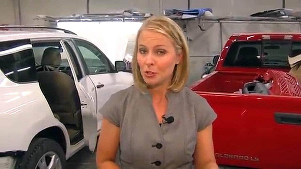 Cet homme va foncer avec son camion dans la petite voiture blanche. Pourquoi? C'est un héros.