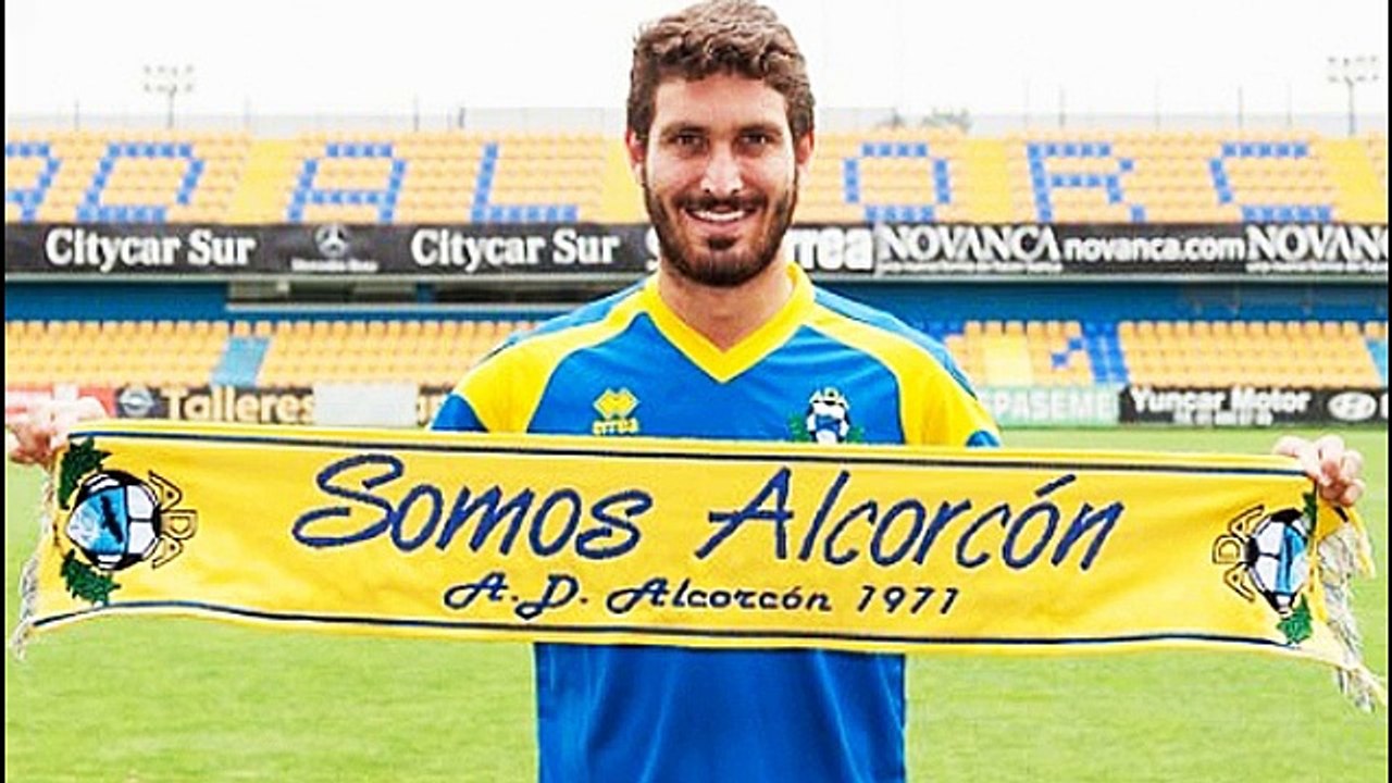 Spagna: baby tifosa di 4 anni dirige i cori degli ultras dell'Alcorcon!