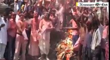 Holi celebration with pyre ashes, Holi celebration at shamshan Ghat, Cremated Ashes Of Dead Bodies As Holi Color, Manika