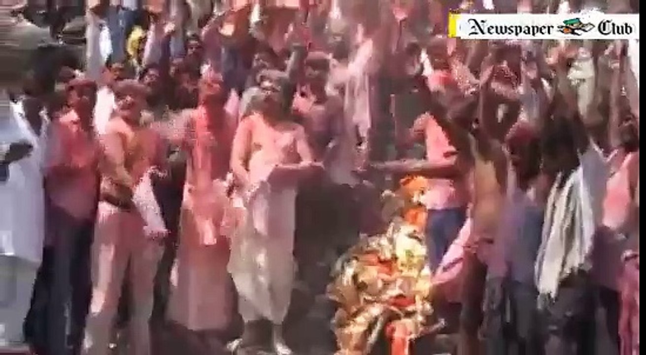 Holi celebration with pyre ashes, Holi celebration at shamshan Ghat, Cremated Ashes Of Dead Bodies As Holi Color, Manika