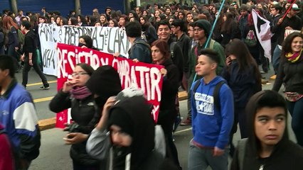 下载视频: Estudantes chilenos voltam às ruas por reforma educacional