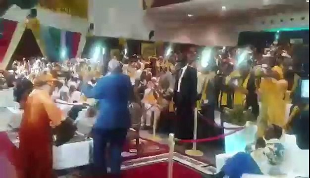 Voulez vous voir Alpha Condé danser?